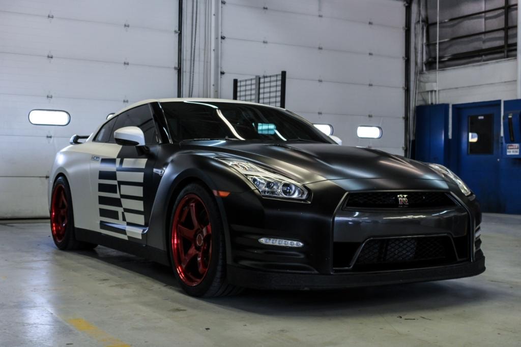 Nissan GT-R front three-quarter view